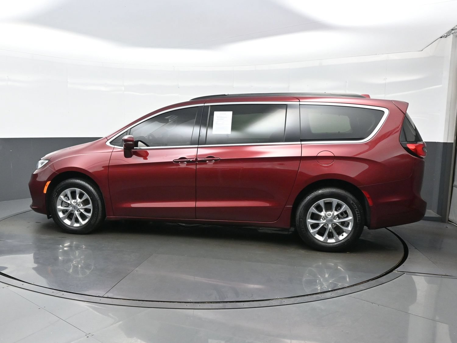 Used 2022 Chrysler Pacifica Touring-L AWD/4WD image 4