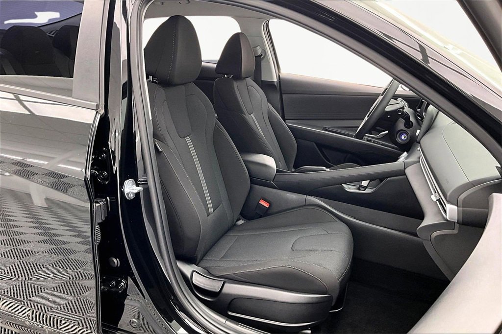 Used 2025 Hyundai Elantra SE image 7