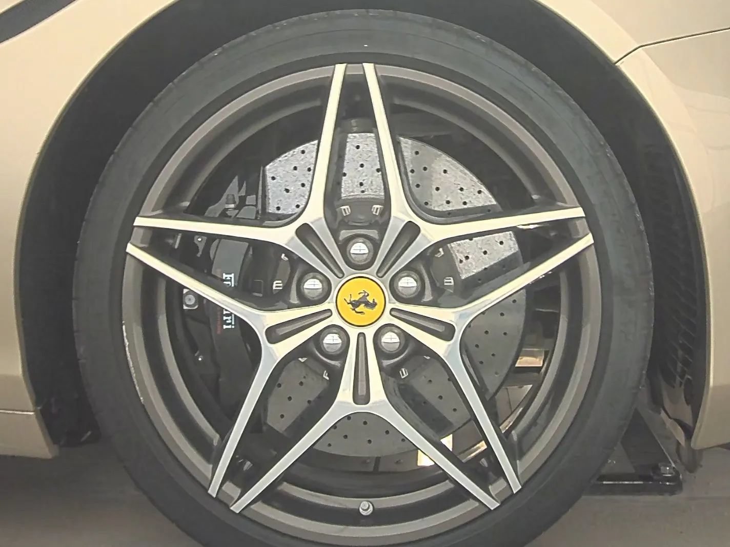 Used 2018 Ferrari California T RWD image 10