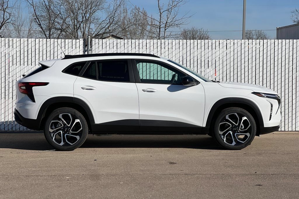 New 2026 Chevrolet Trax RS w/ Sunroof Package FWD image 3