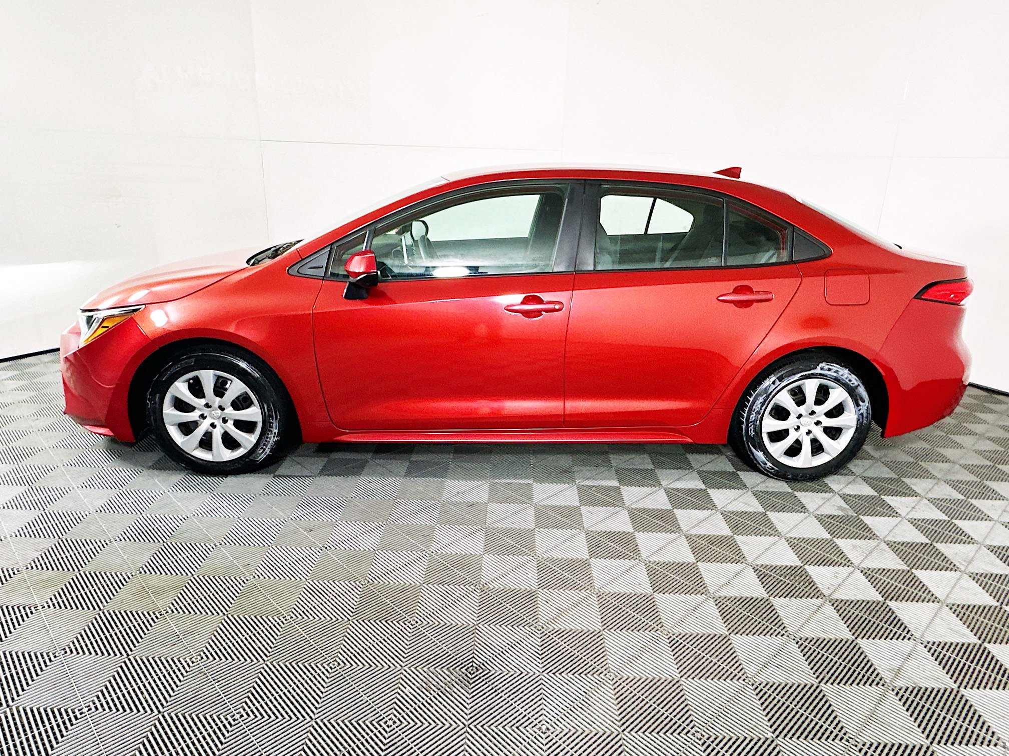 Used 2020 Toyota Corolla LE image 6