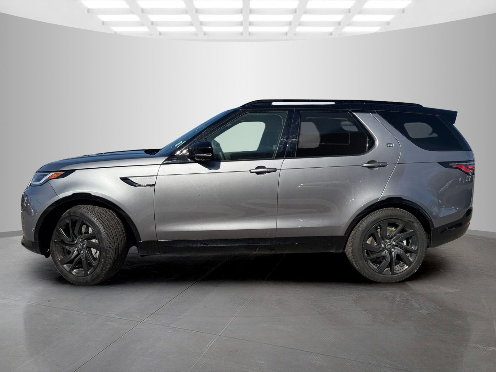 Used 2025 Land Rover Discovery Dynamic SE image 8