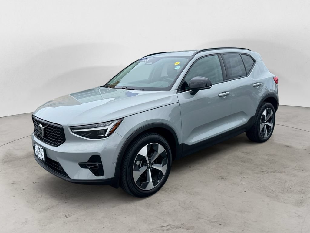 Certified 2026 Volvo XC40 B5 Plus AWD/4WD image 2