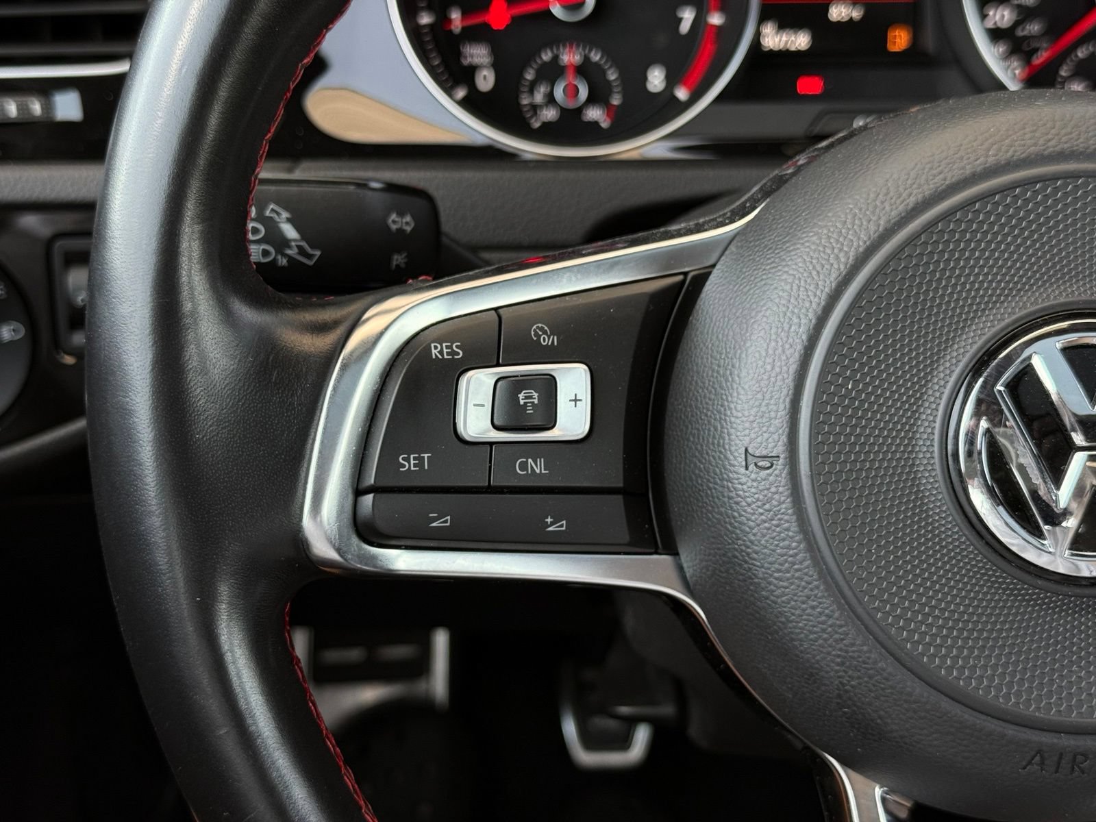 Used 2018 Volkswagen GTI SE FWD image 31