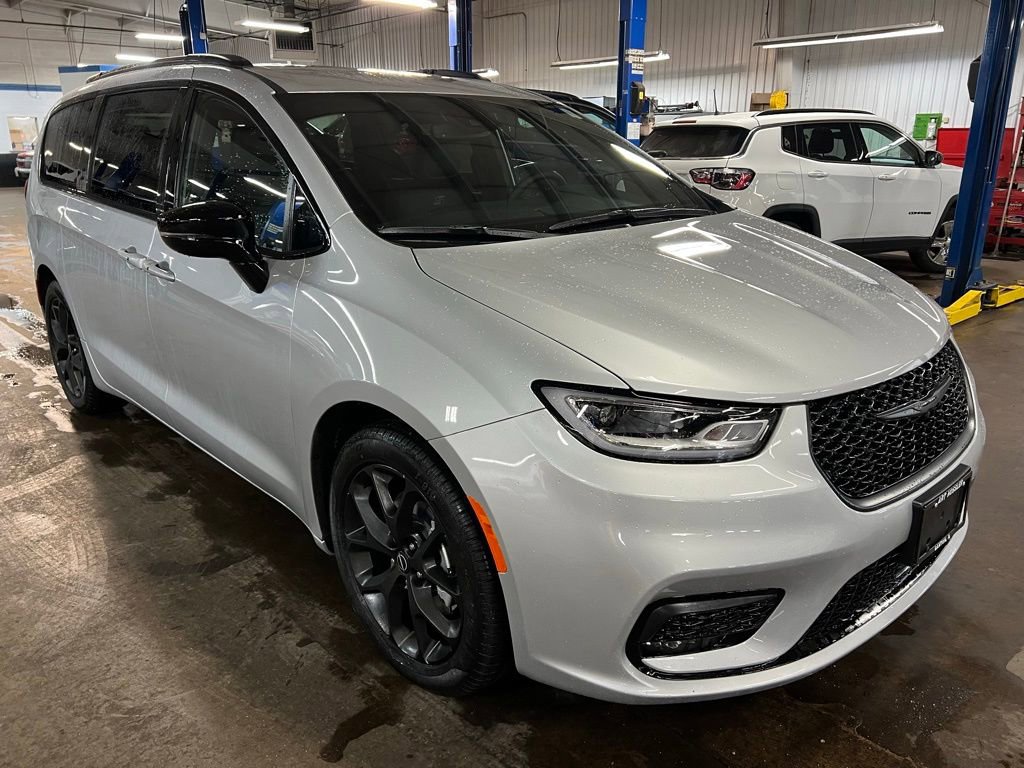 New 2026 Chrysler Pacifica Select w/ S Appearance Package FWD image 5