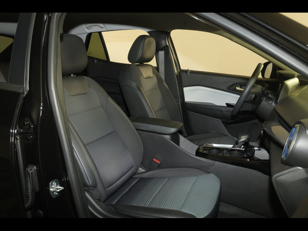 Used 2025 Chevrolet Trax LT FWD image 27