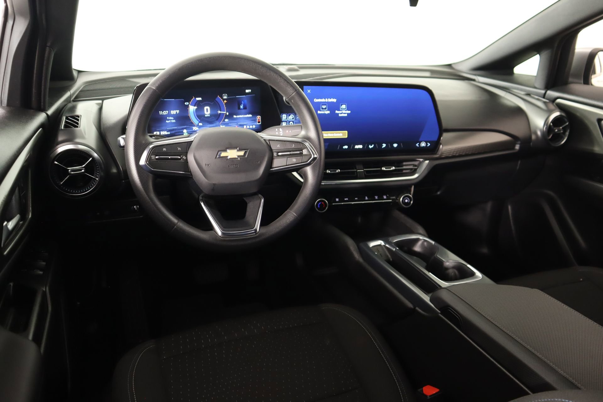 Used 2025 Chevrolet Equinox EV LT FWD image 2