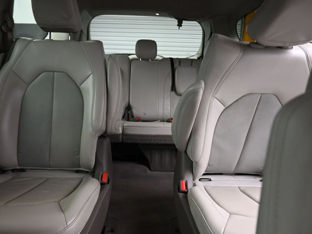 Used 2021 Chrysler Pacifica Touring-L FWD image 38