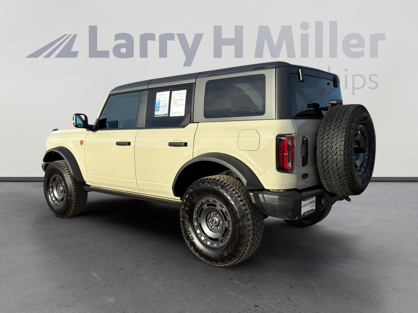 Certified 2025 Ford Bronco Badlands image 3