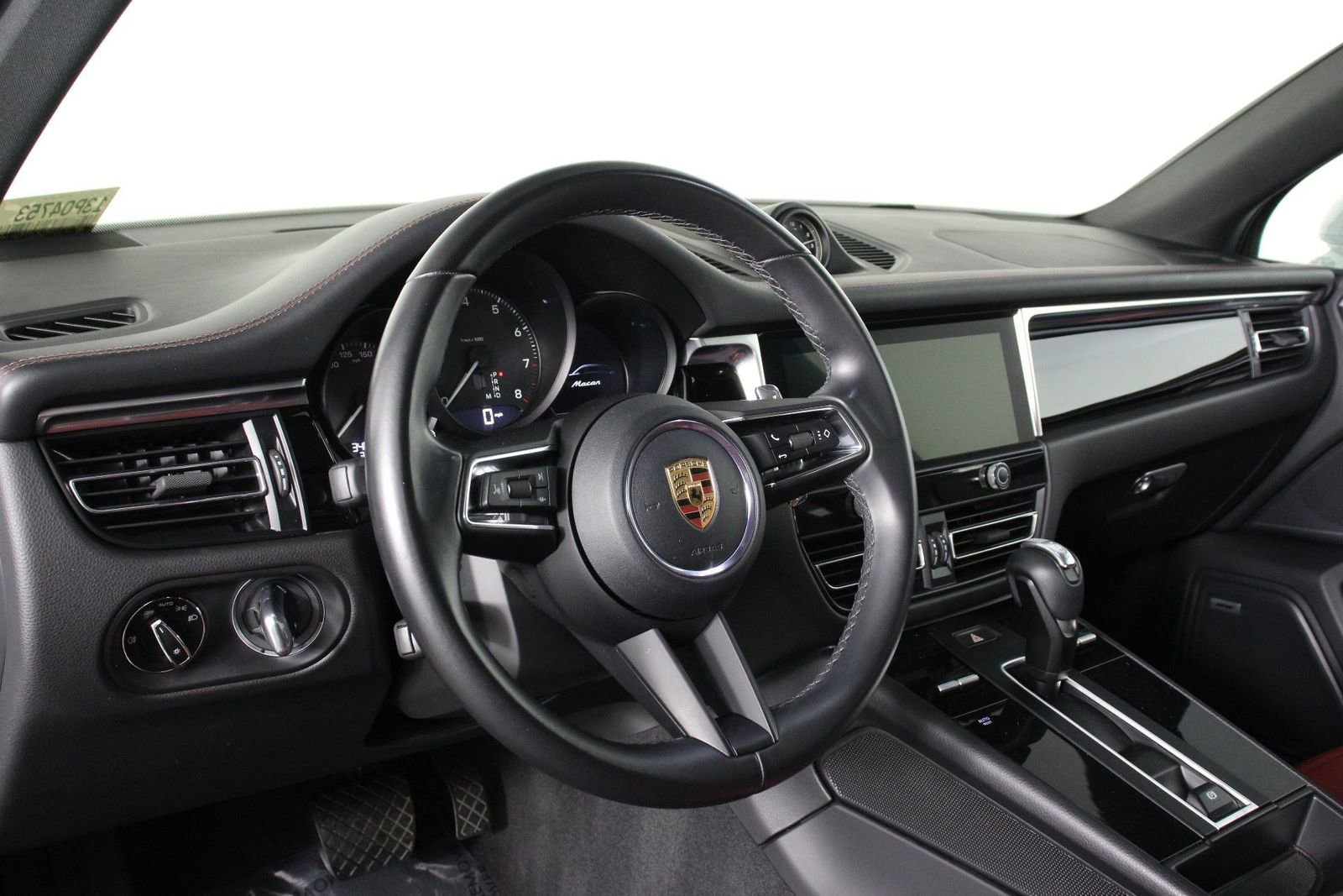 Certified 2022 Porsche Macan AWD/4WD image 4