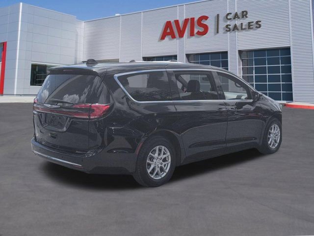 Used 2025 Chrysler Pacifica Select image 6
