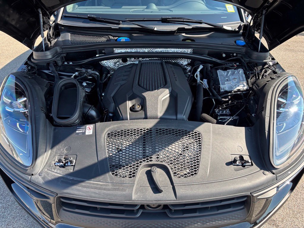 Certified 2026 Porsche Macan AWD/4WD image 22