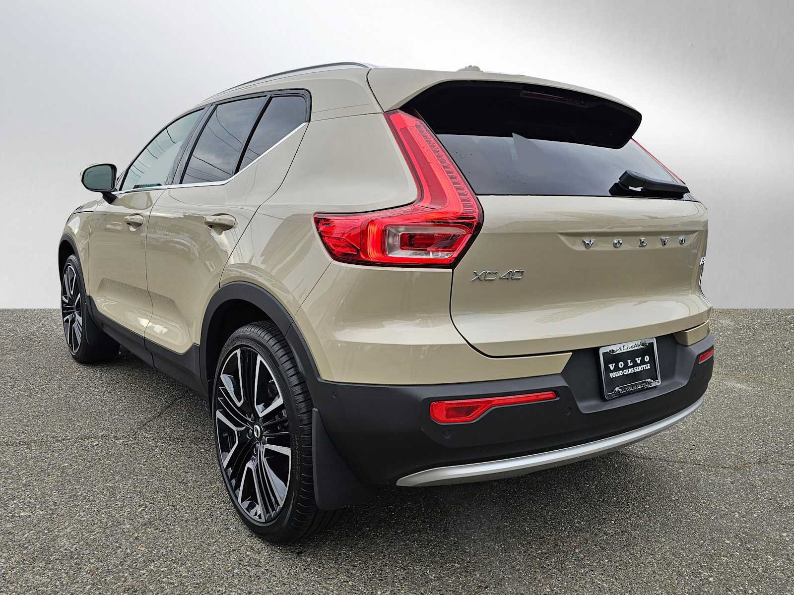 New 2025 Volvo XC40 B5 Plus w/ Climate Package AWD/4WD image 5