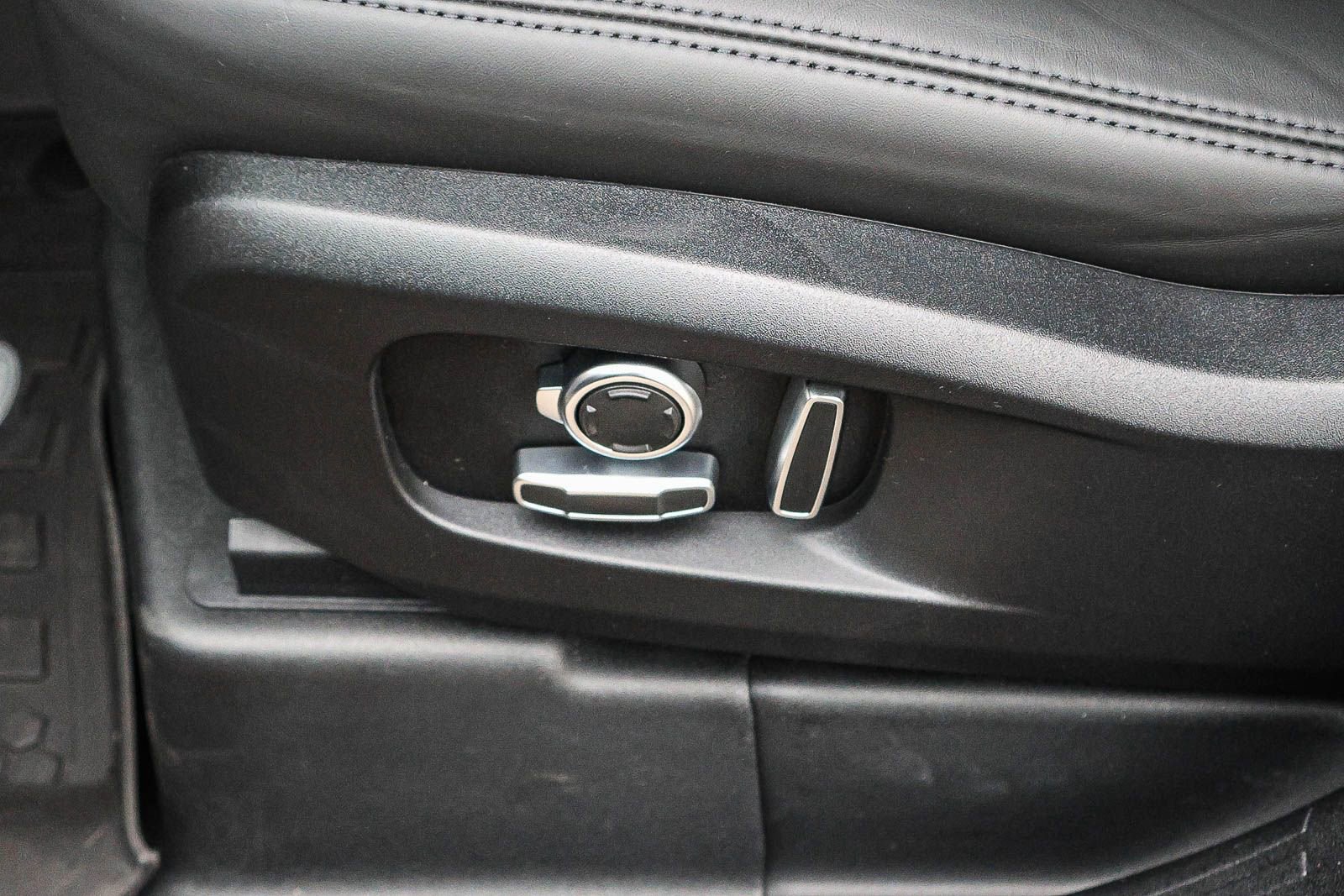 New 2026 Land Rover Defender 130 X-Dynamic SE image 30