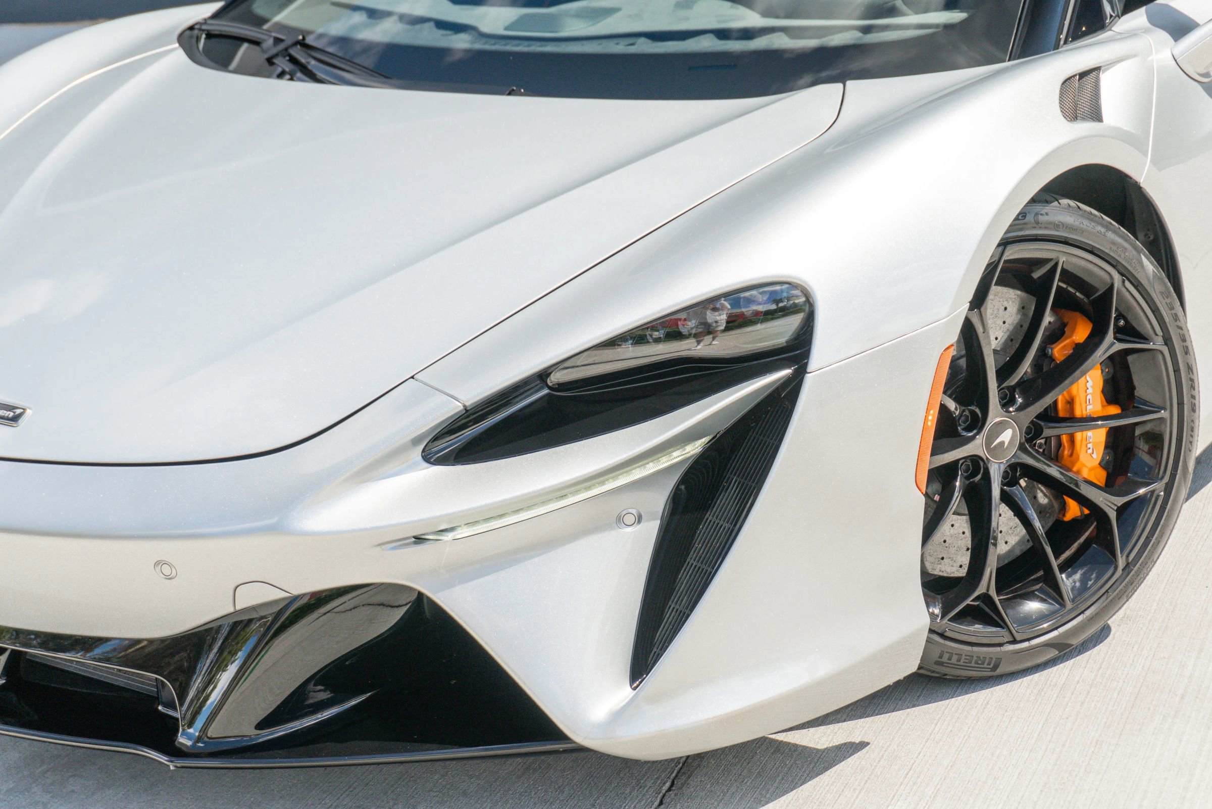 Used 2023 McLaren Artura RWD image 25