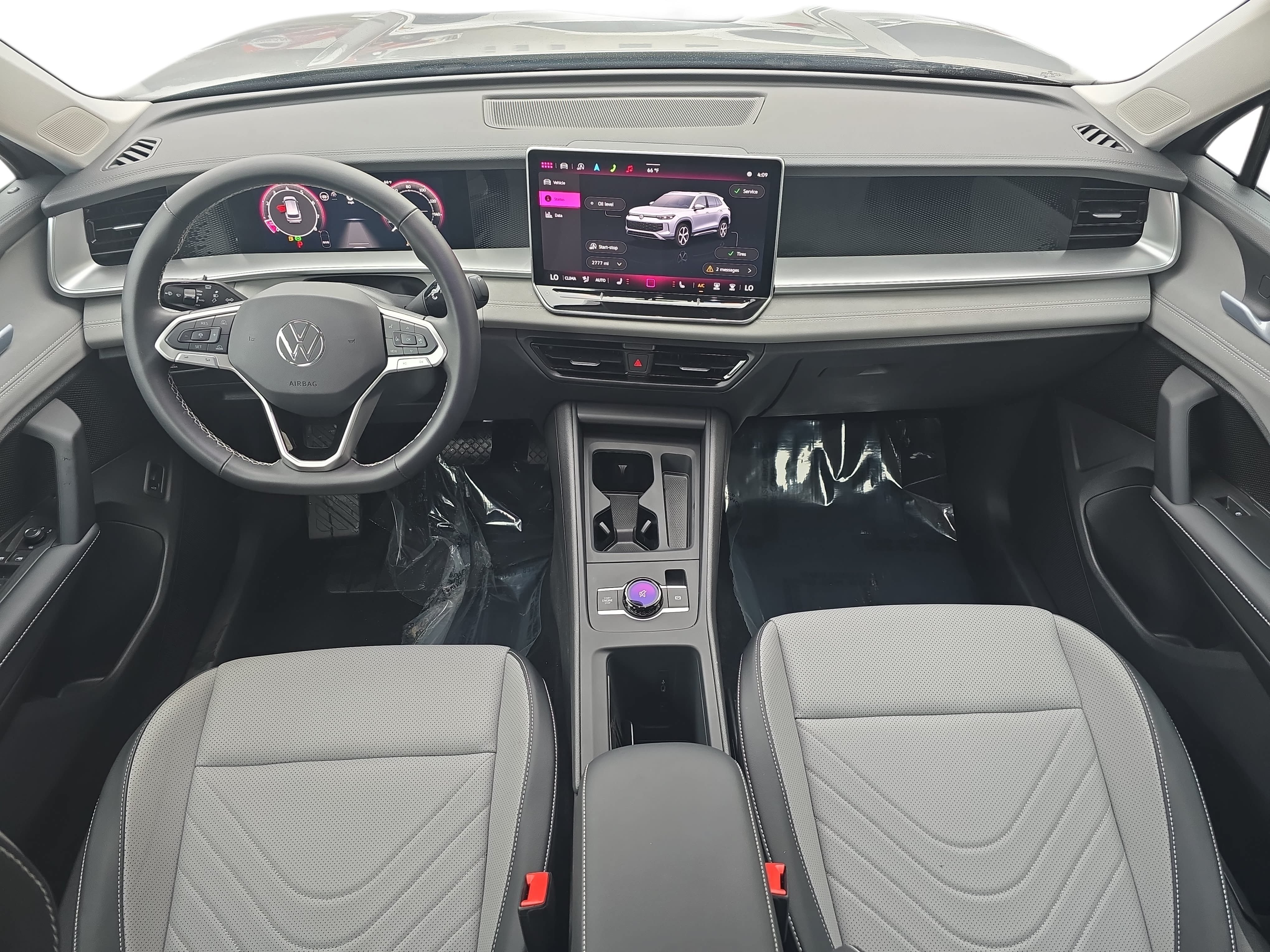 Used 2025 Volkswagen Tiguan SE AWD/4WD image 9