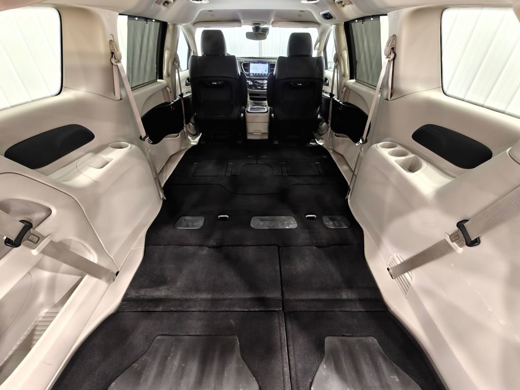Used 2024 Chrysler Pacifica Touring-L image 34