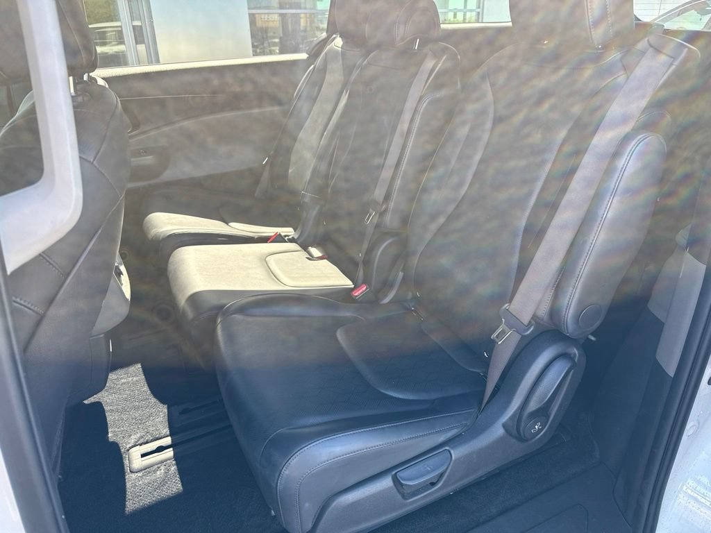 Used 2025 Kia Carnival FWD image 26