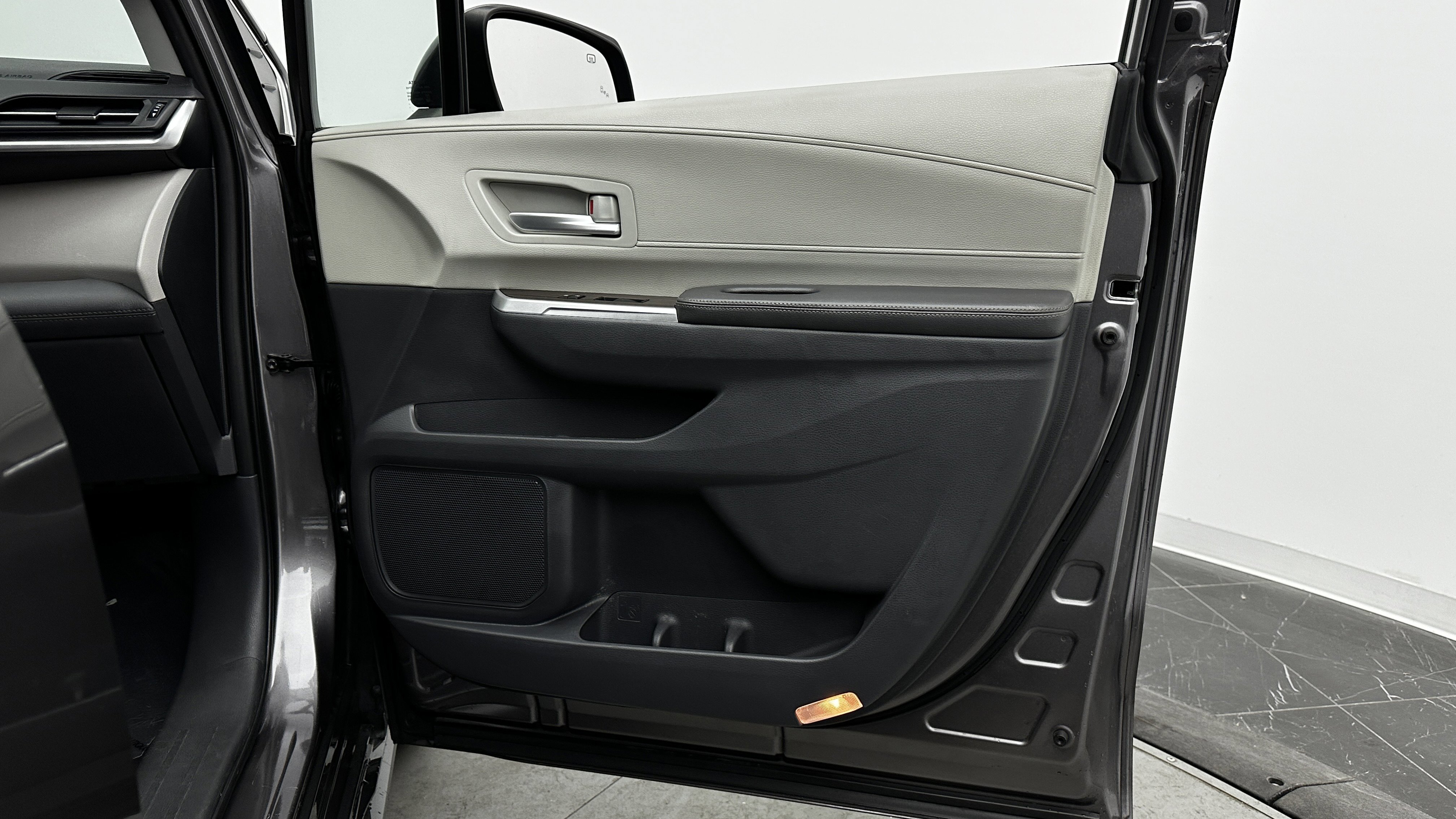 Used 2021 Toyota Sienna XLE image 36