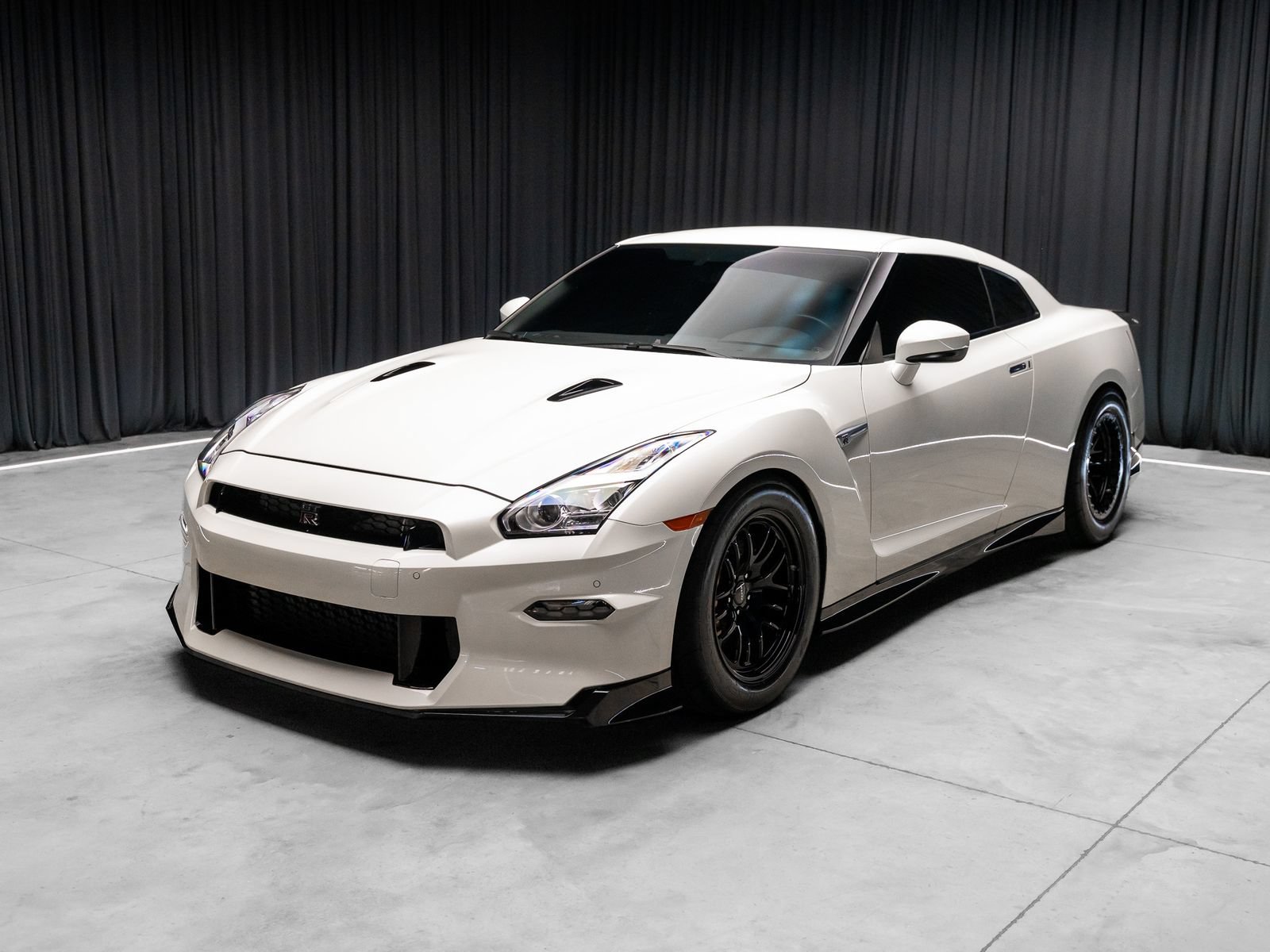 Used 2024 Nissan GT-R Premium w/ Premium Interior Package AWD/4WD image 26