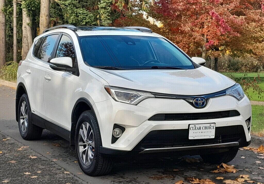 Used 2018 Toyota RAV4 XLE image 1