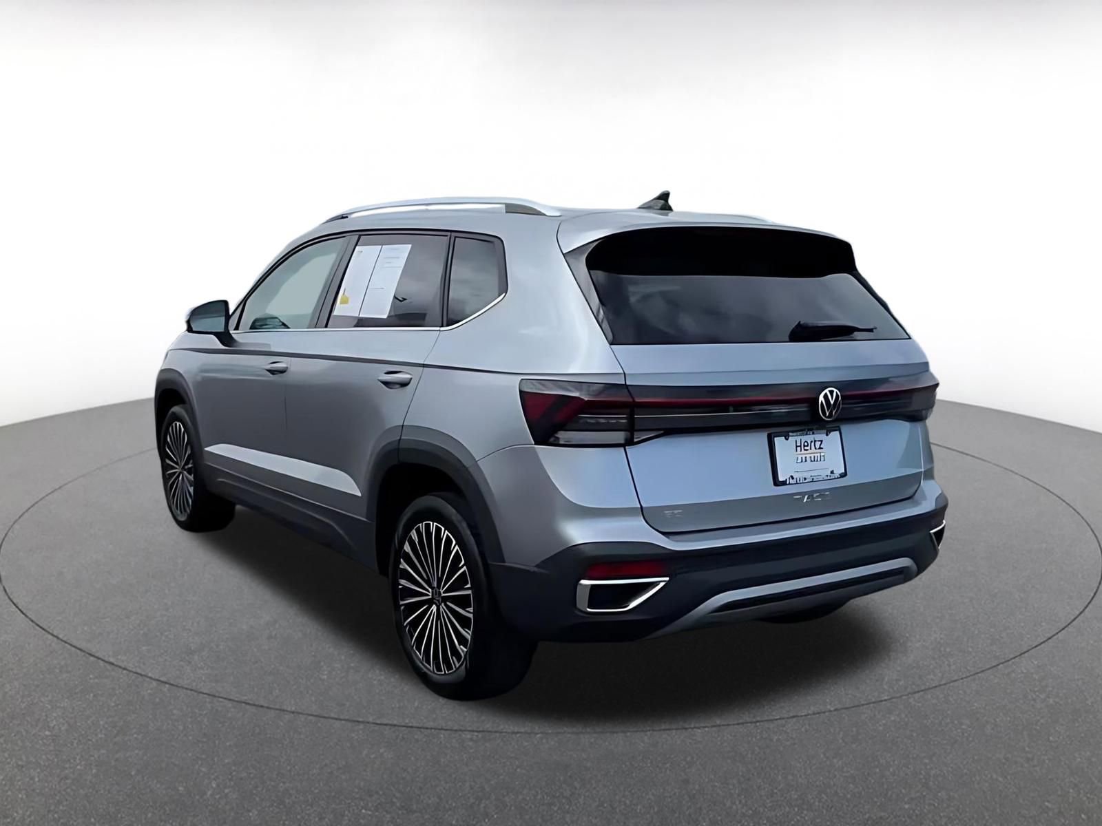 Used 2025 Volkswagen Taos SE FWD image 11