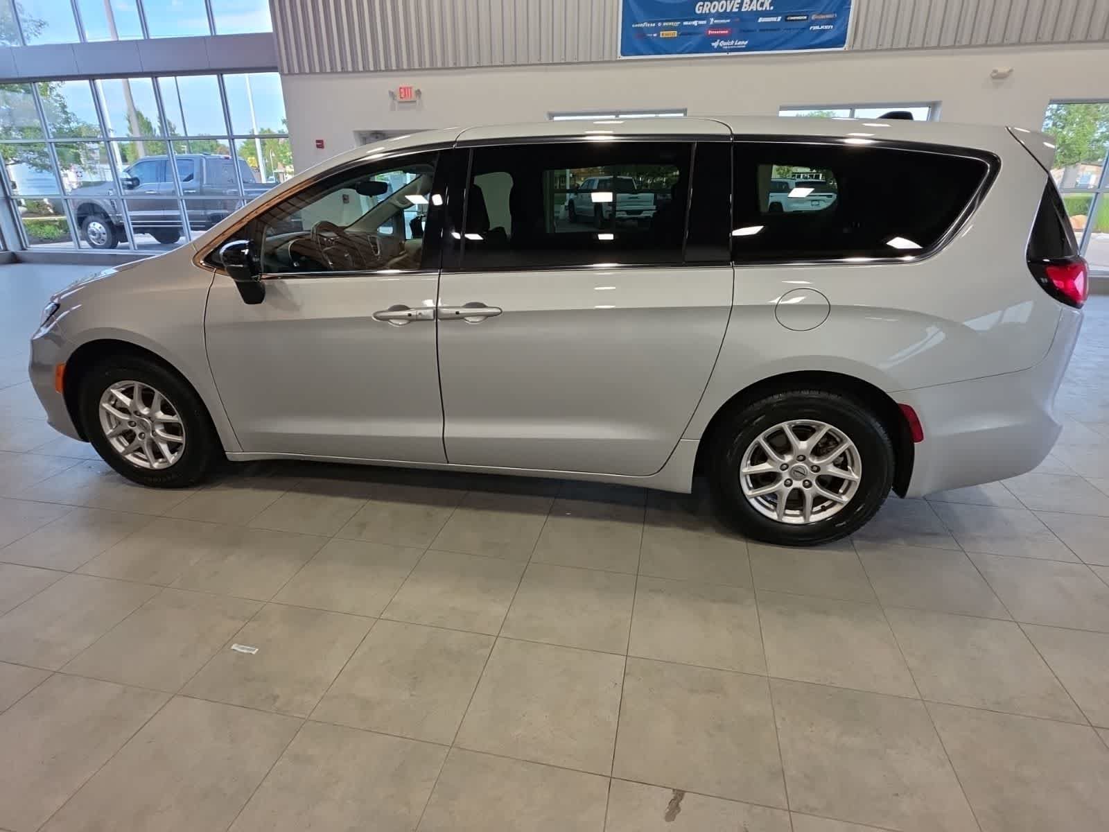 Used 2024 Chrysler Pacifica Touring-L FWD image 14
