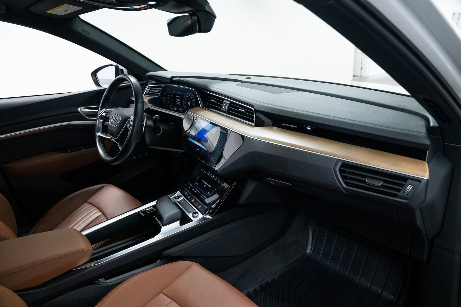 Used 2024 Audi Q8 e-tron Premium image 24