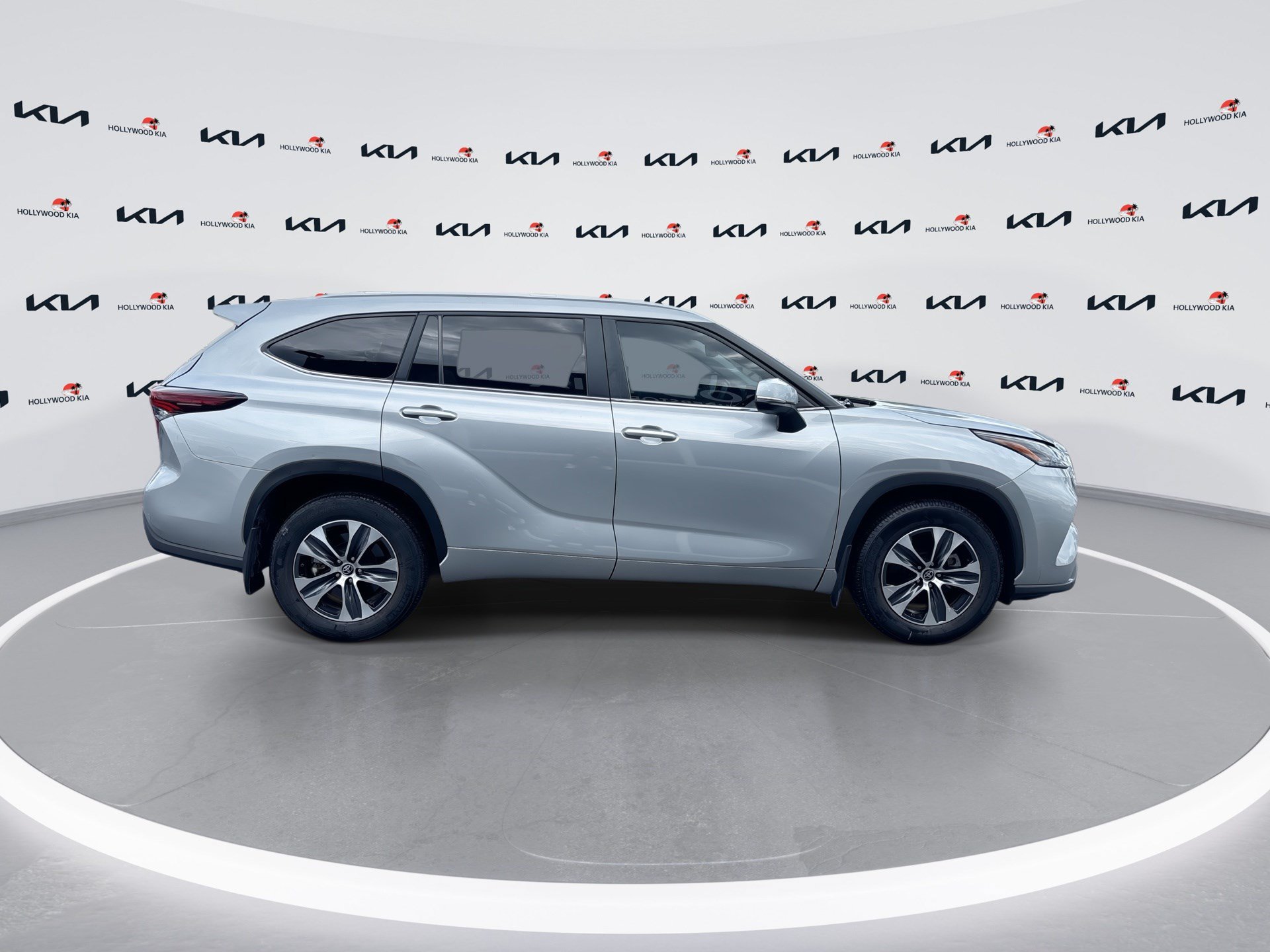 Used 2024 Toyota Highlander XLE FWD image 9