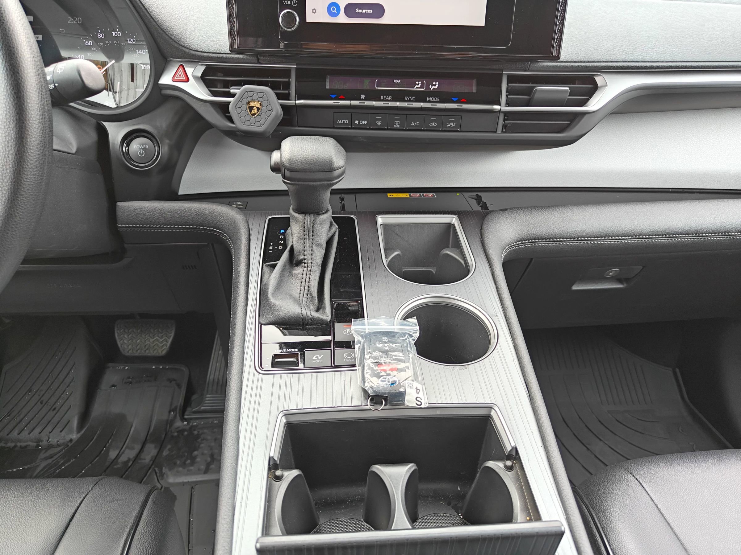 Used 2025 Toyota Sienna LE image 10