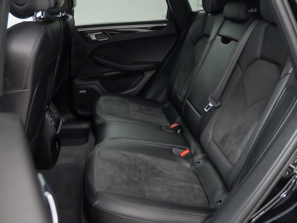 Certified 2021 Porsche Macan image 18