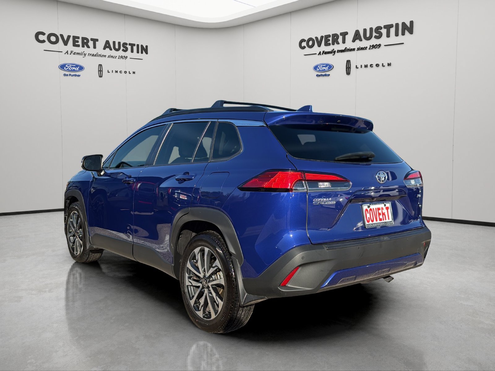 Used 2022 Toyota Corolla Cross XLE w/ Convenience Package FWD image 3