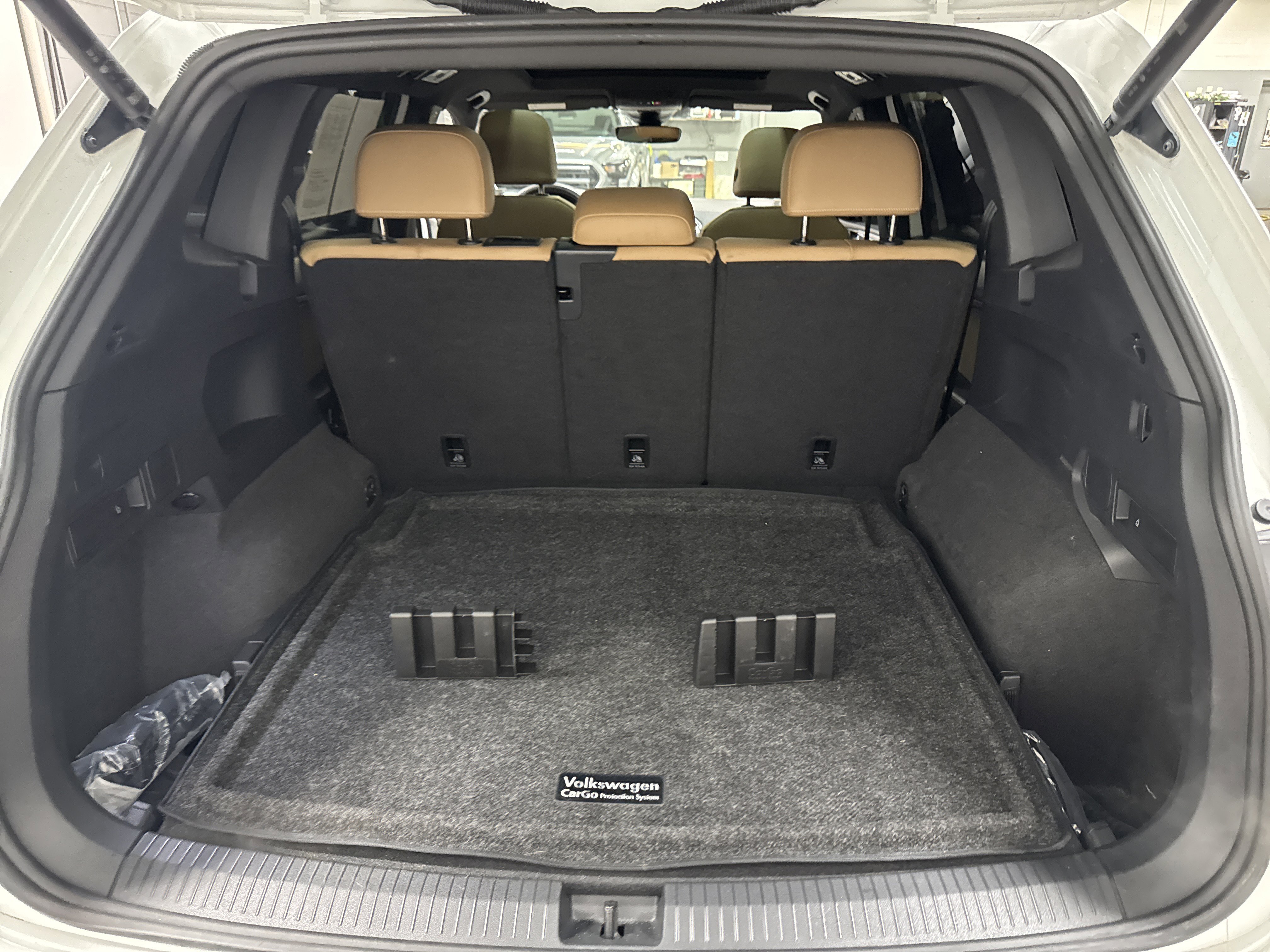 Certified 2024 Volkswagen Tiguan SE R-Line AWD/4WD image 30