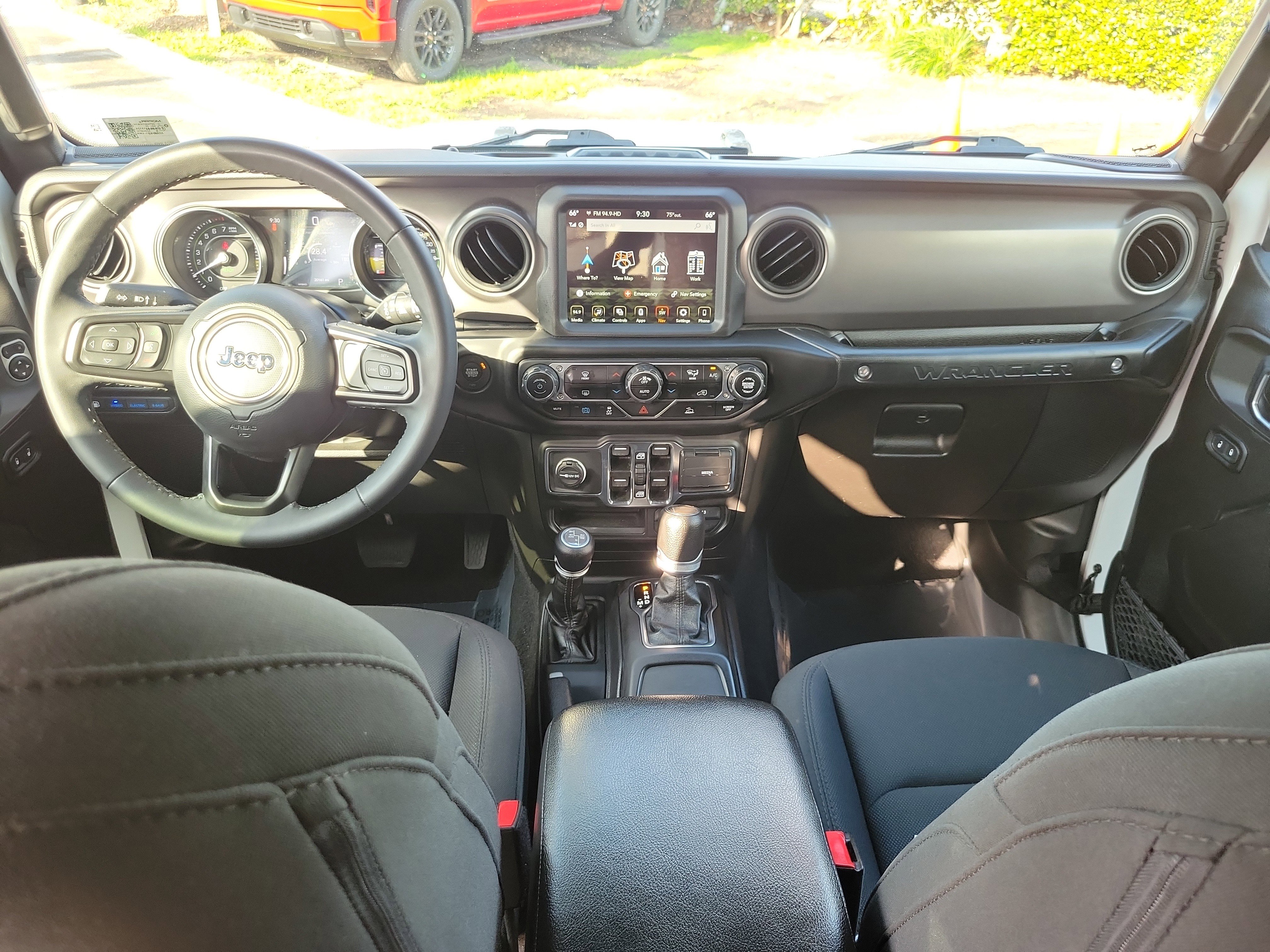 Used 2023 Jeep Wrangler Unlimited w/ Sun & Screen Package image 16