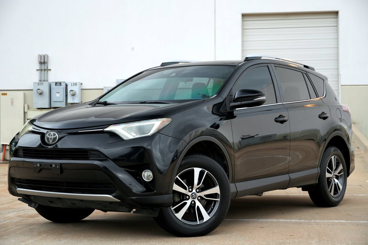 Used 2016 Toyota RAV4 XLE w/ Convenience Package FWD image 2