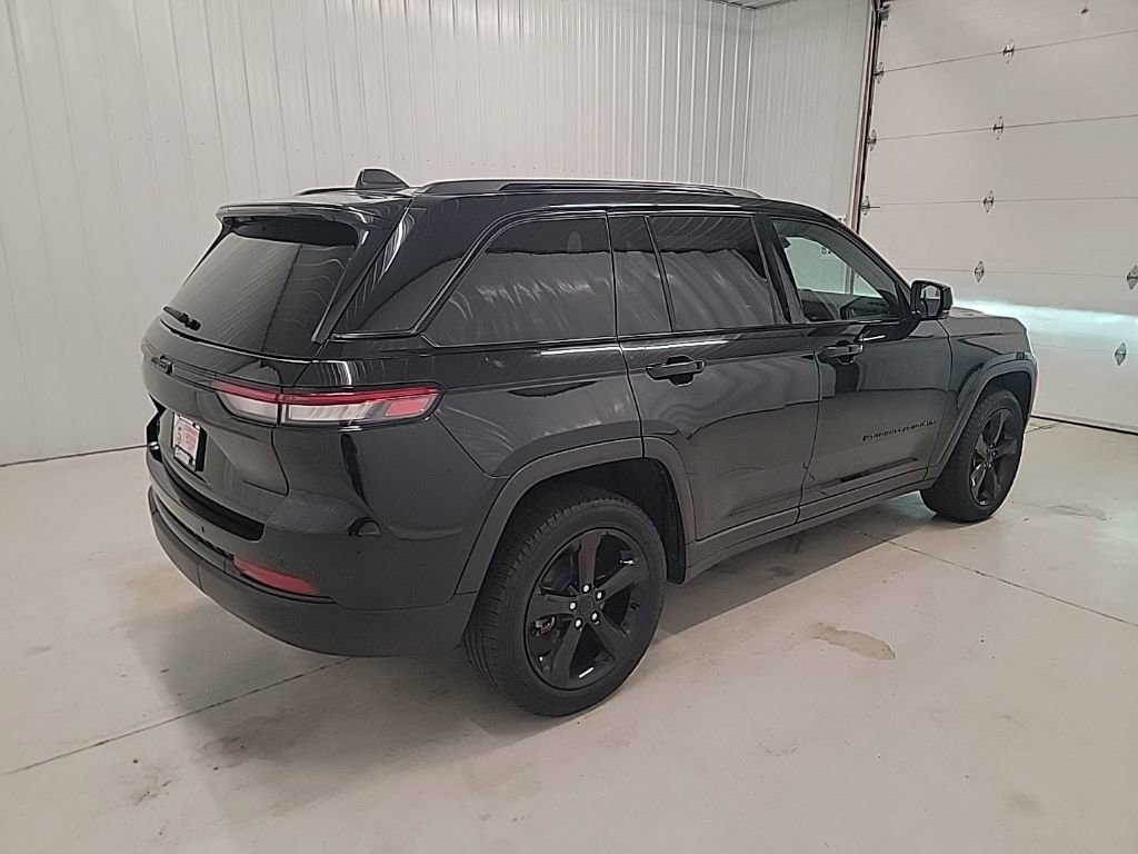 Used 2023 Jeep Grand Cherokee Altitude image 6