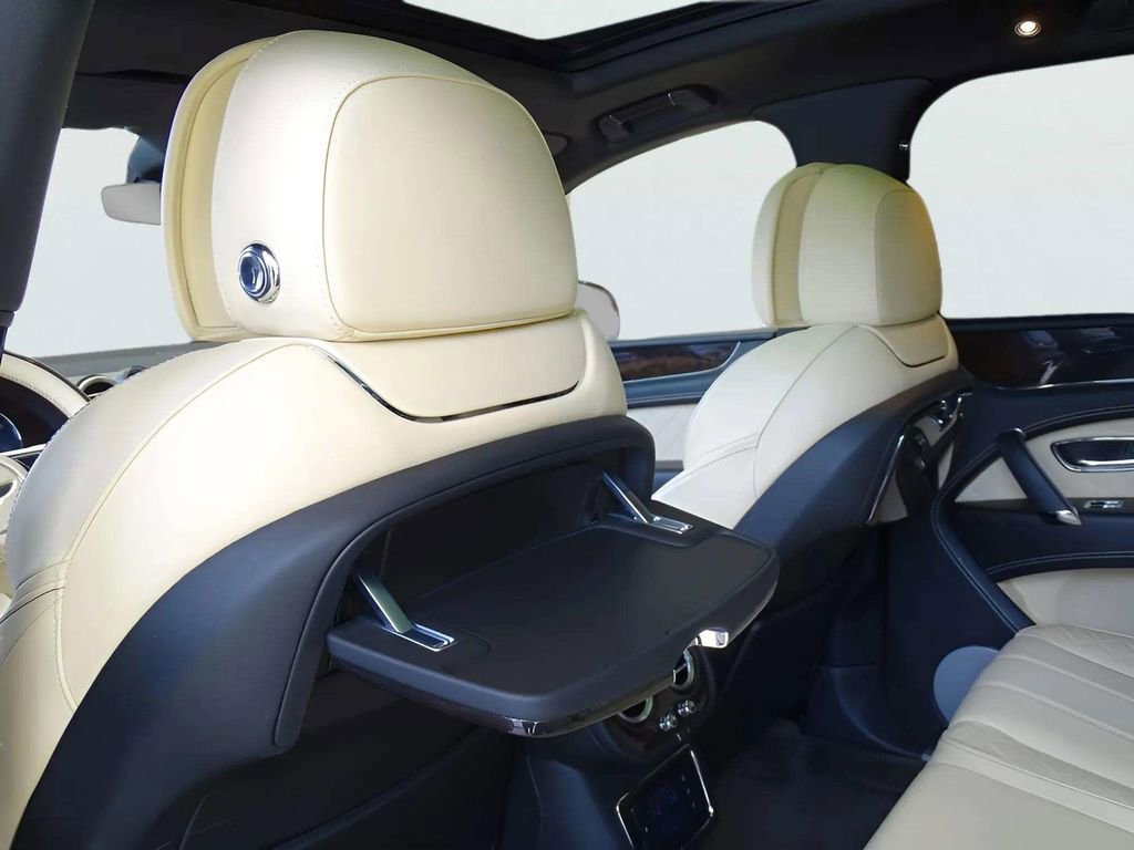Used 2017 Bentley Bentayga AWD/4WD image 36