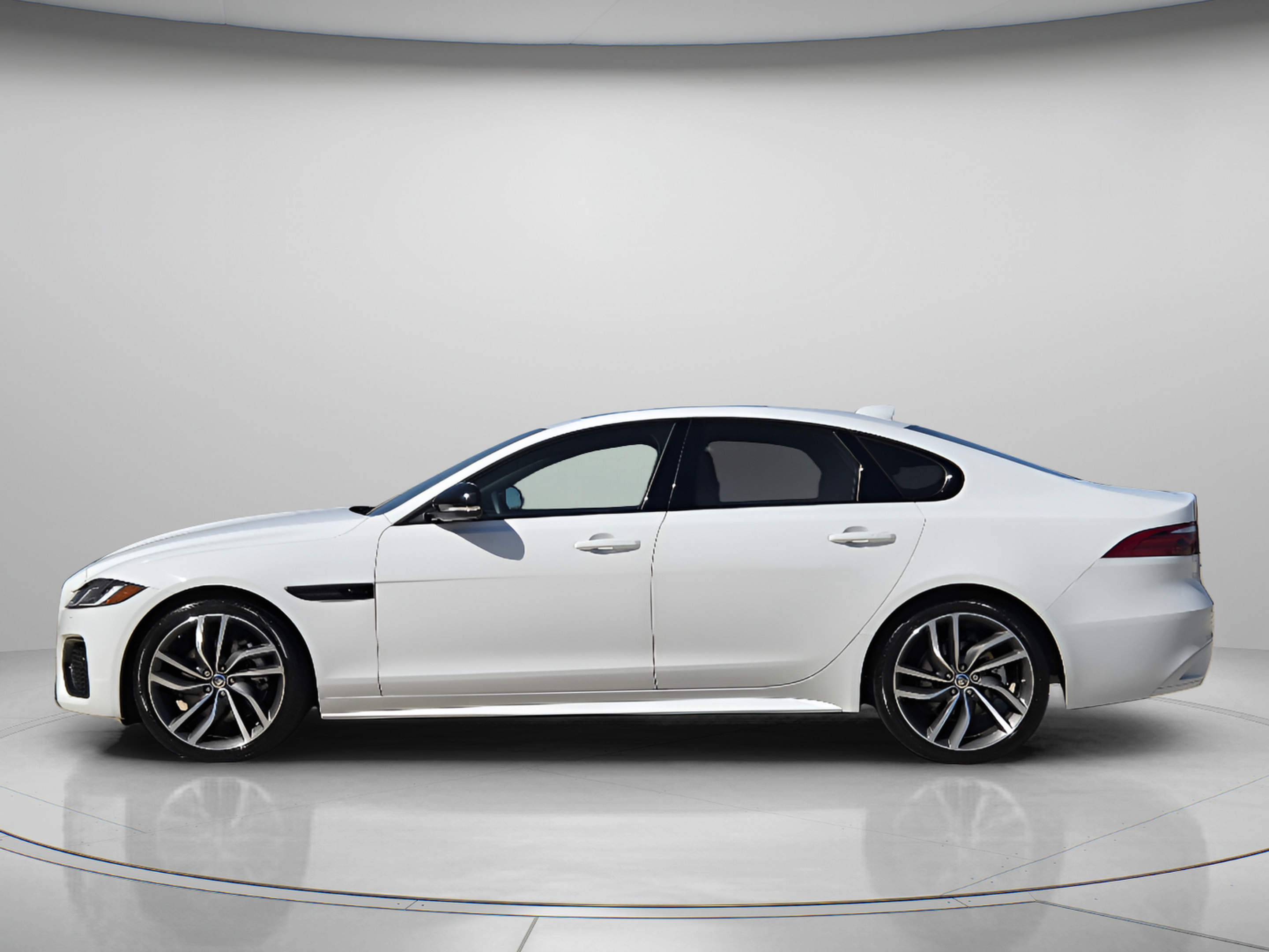 Certified 2024 Jaguar XF R-Dynamic SE AWD/4WD image 2