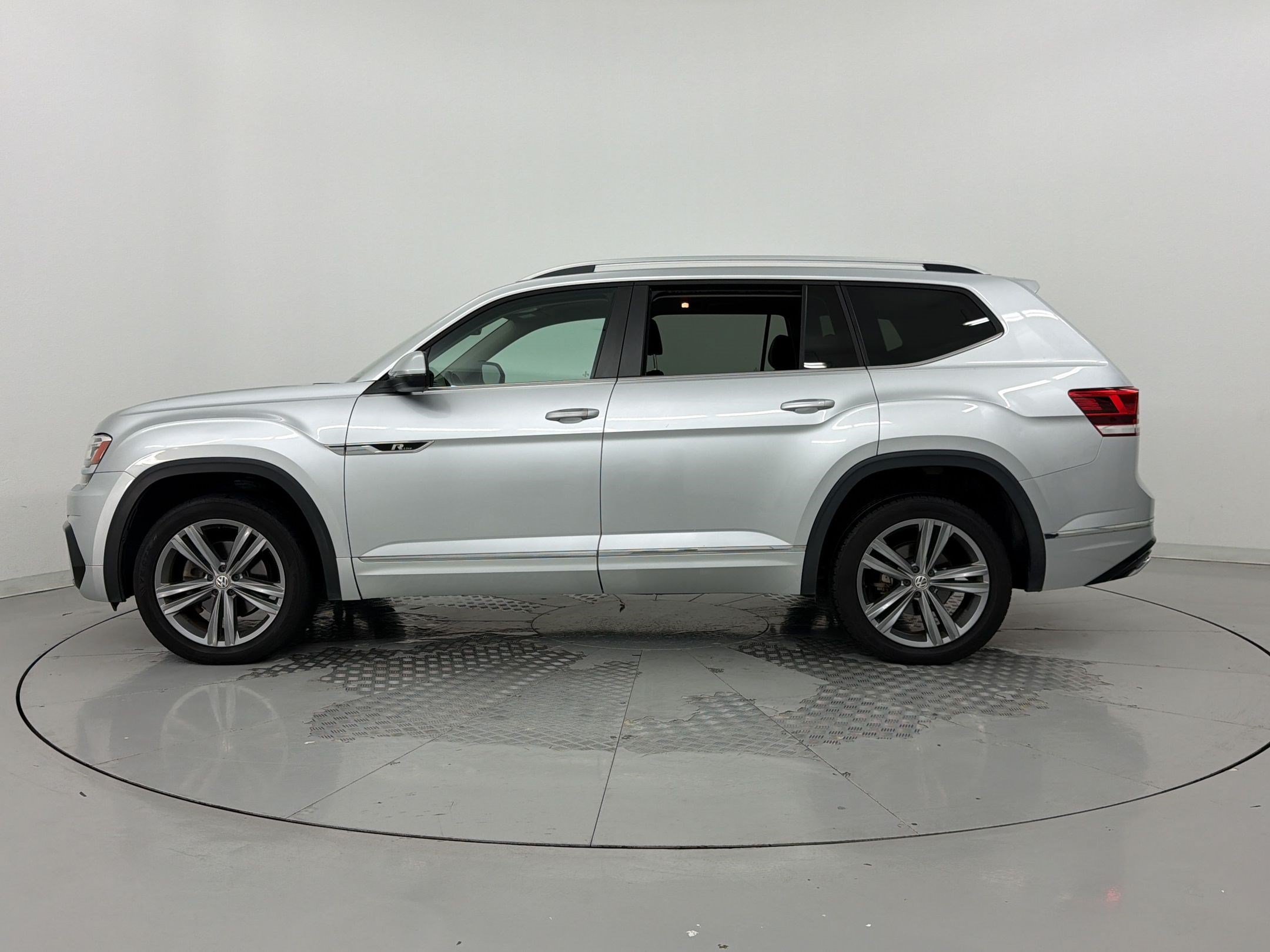 Used 2018 Volkswagen Atlas SEL w/ R-Line Package FWD image 2