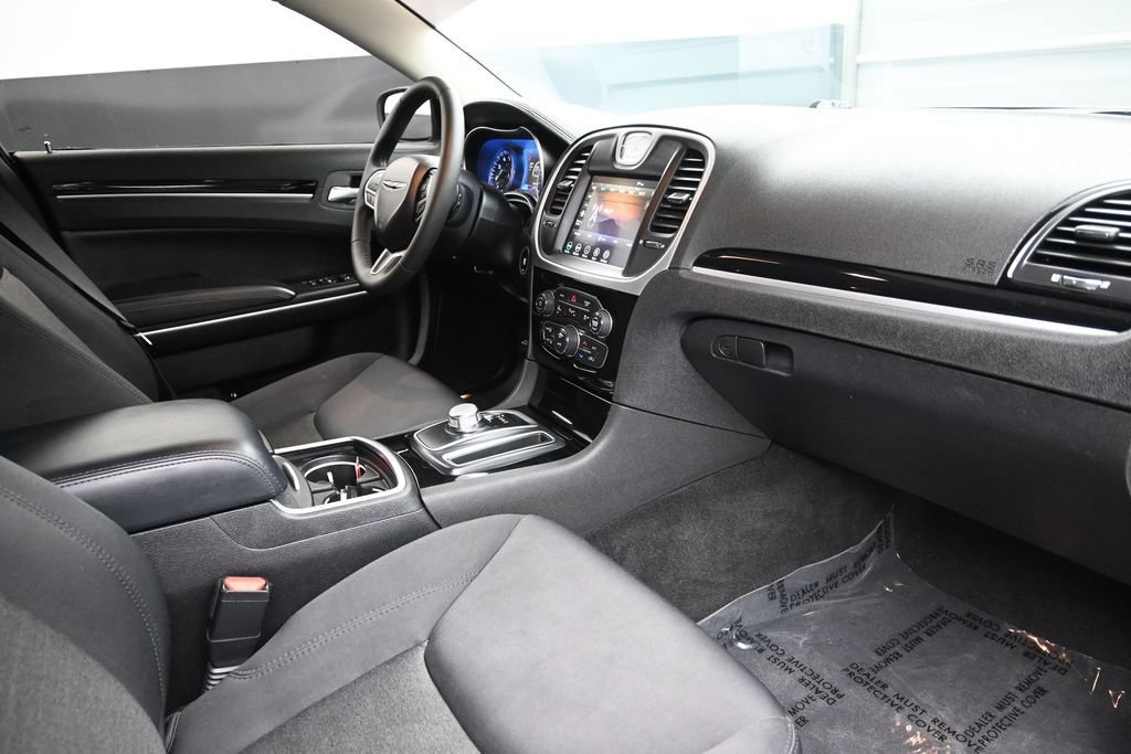 Used 2023 Chrysler 300 Touring w/ Safetytec Plus Group RWD image 33