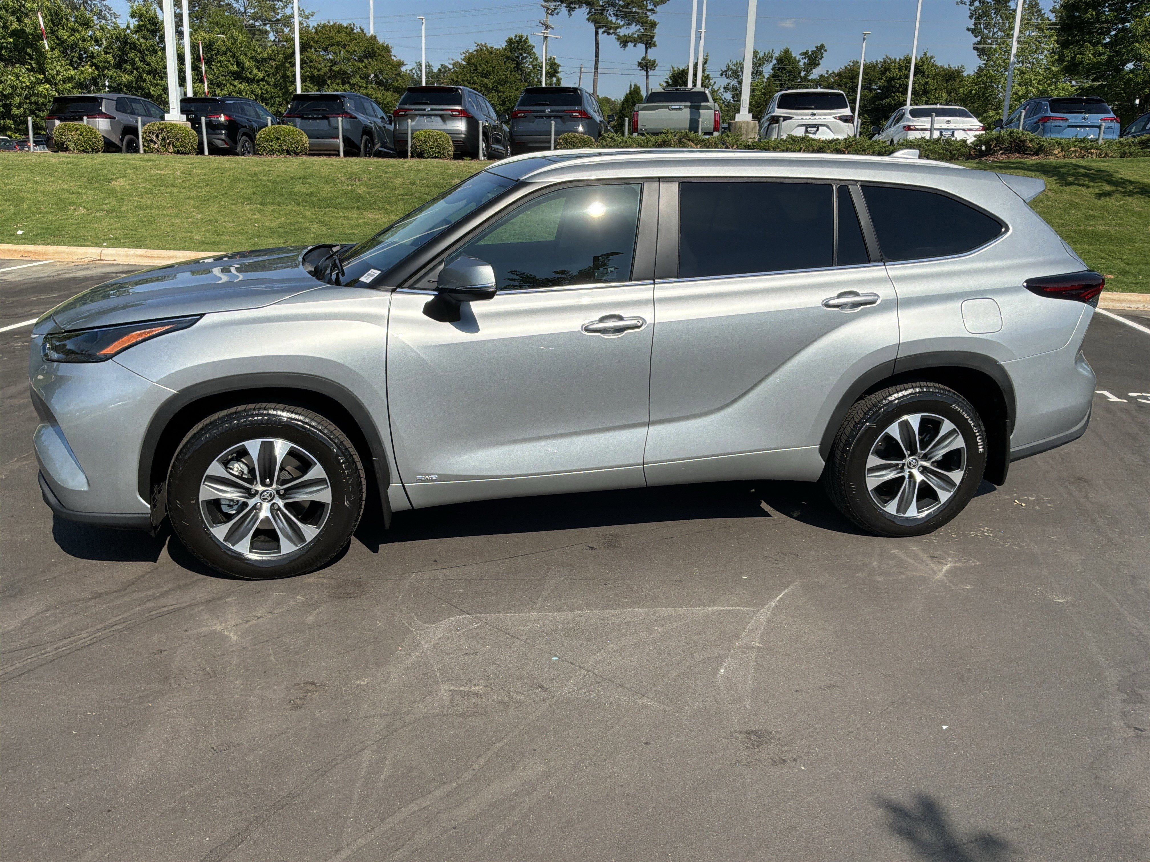 Used 2025 Toyota Highlander XLE AWD/4WD image 7