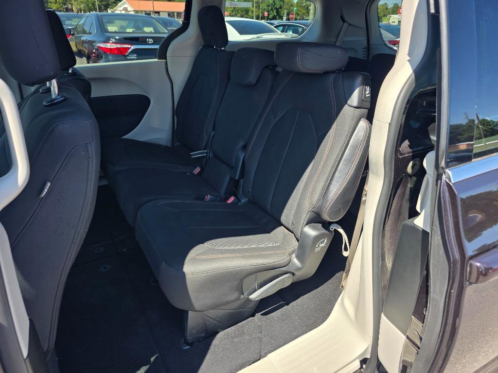 Used 2018 Chrysler Pacifica LX w/ Tire & Wheel Group FWD image 8