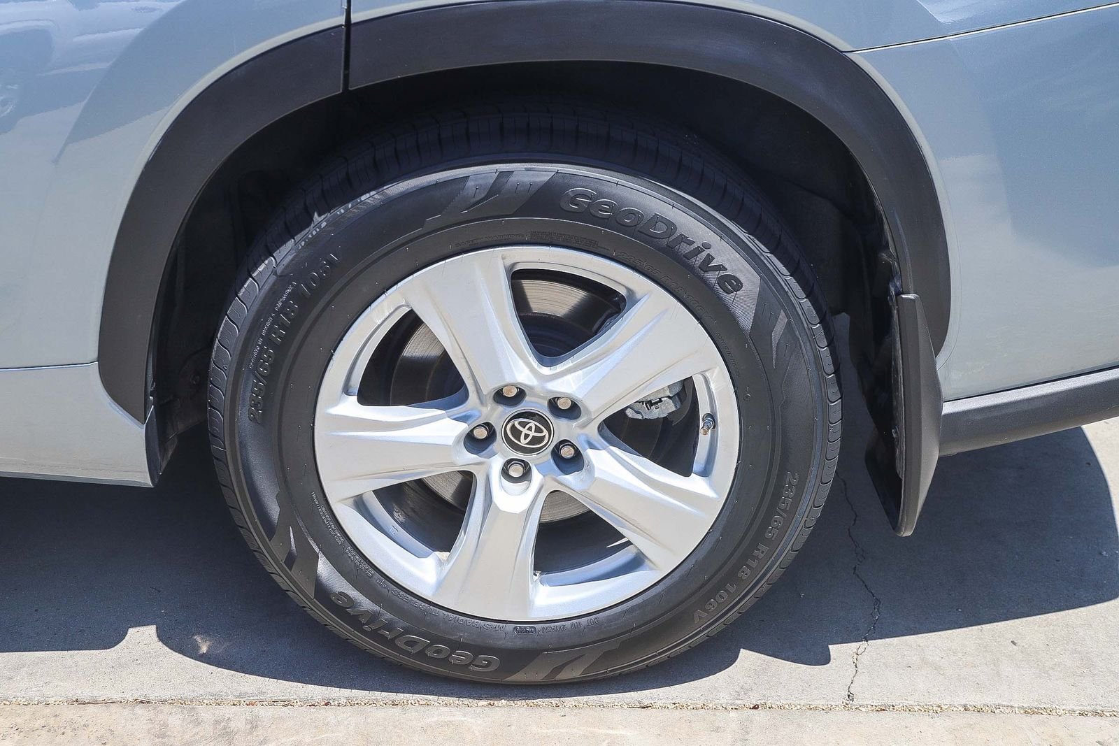 Used 2023 Toyota Highlander LE FWD image 11