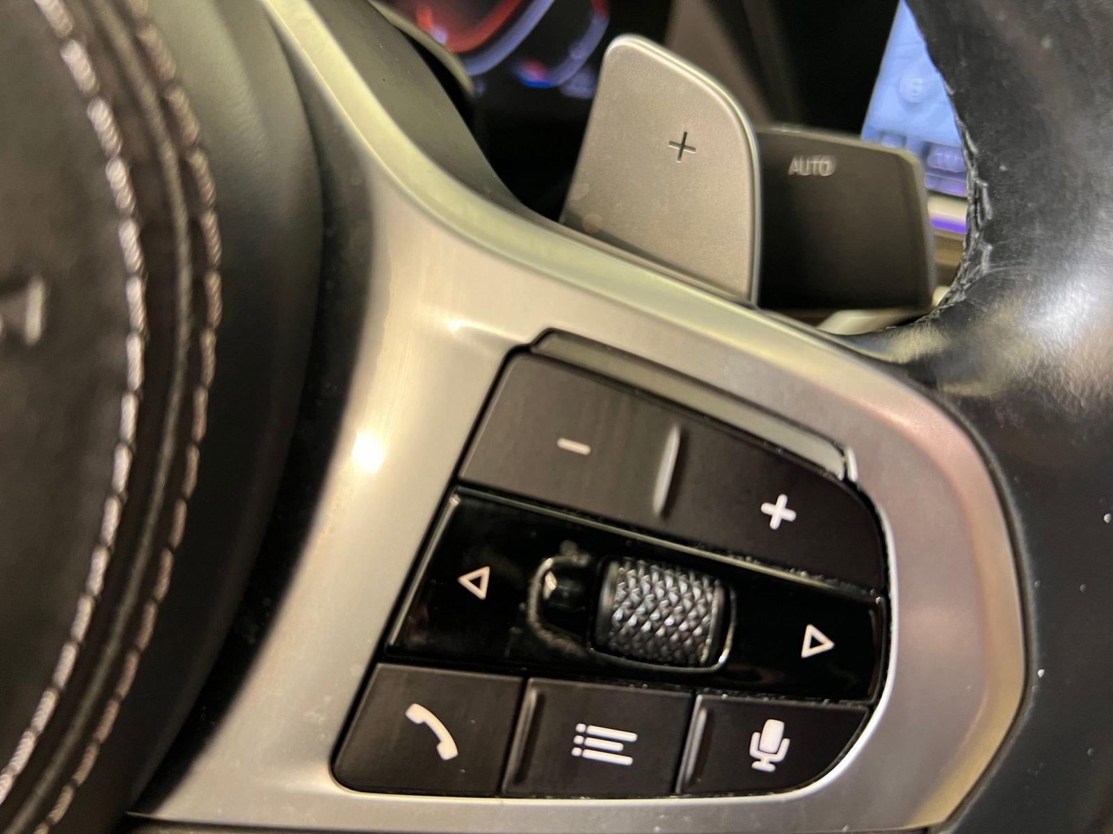 Used 2022 BMW X6 M50i w/ Executive Package image 27