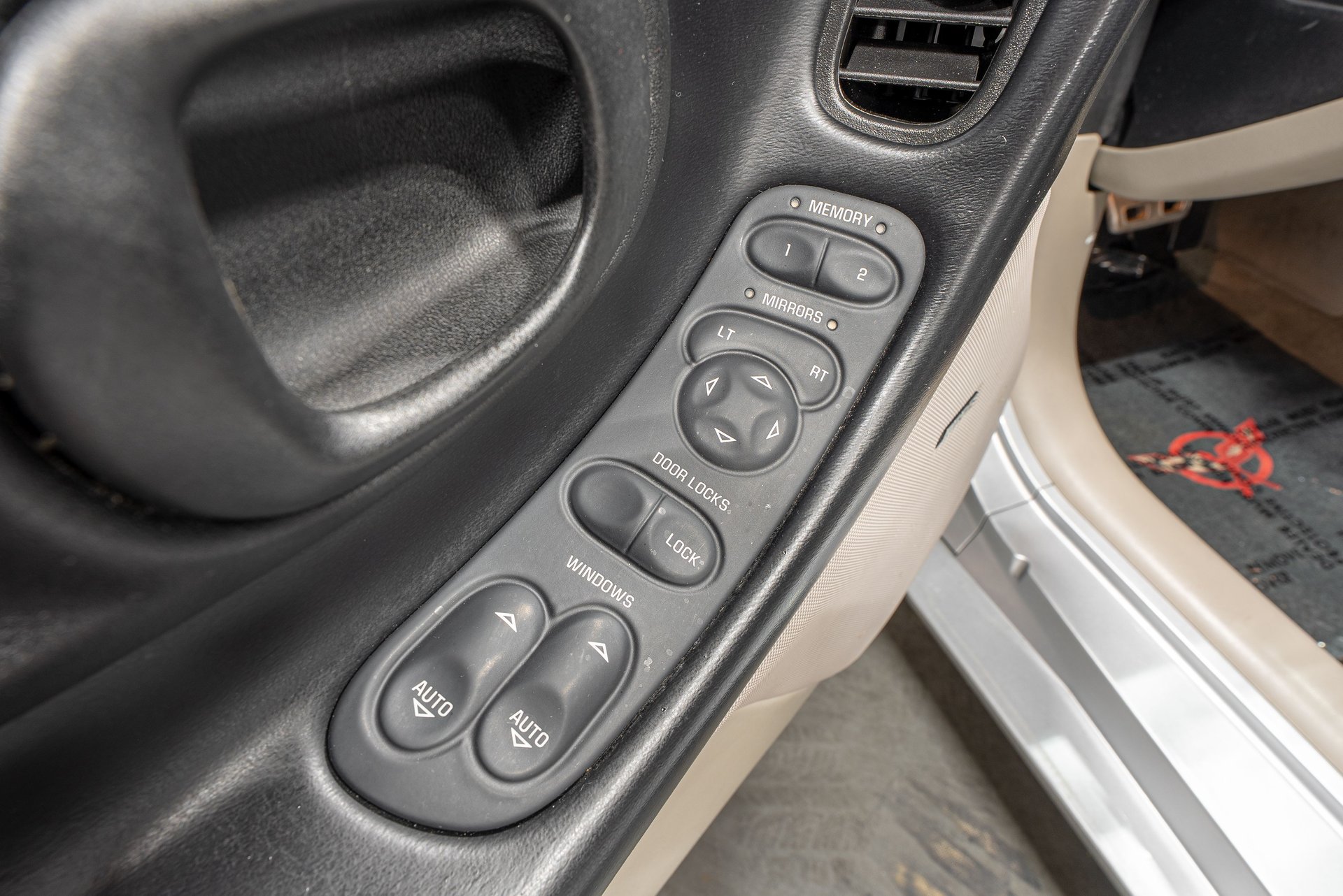 Used 1997 Chevrolet Corvette Coupe w/ Memory Pkg RWD image 21