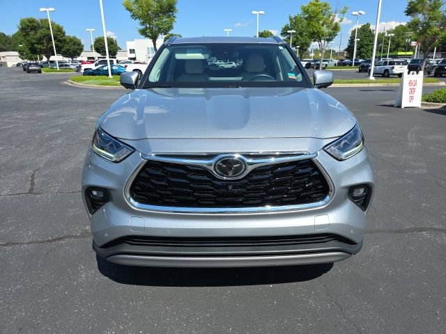 Used 2024 Toyota Highlander Platinum FWD image 5