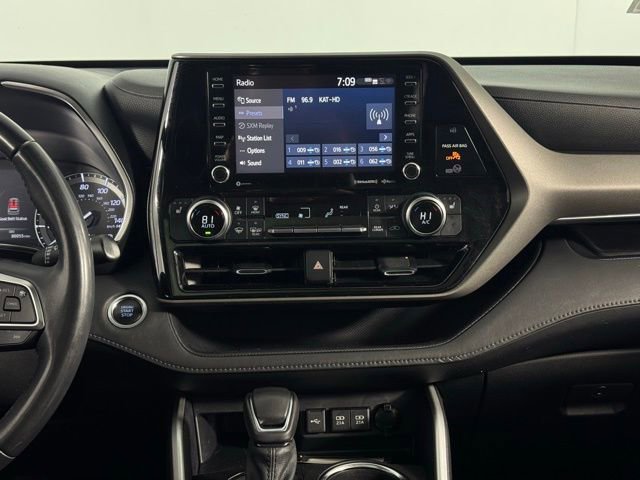 Used 2020 Toyota Highlander XLE image 25