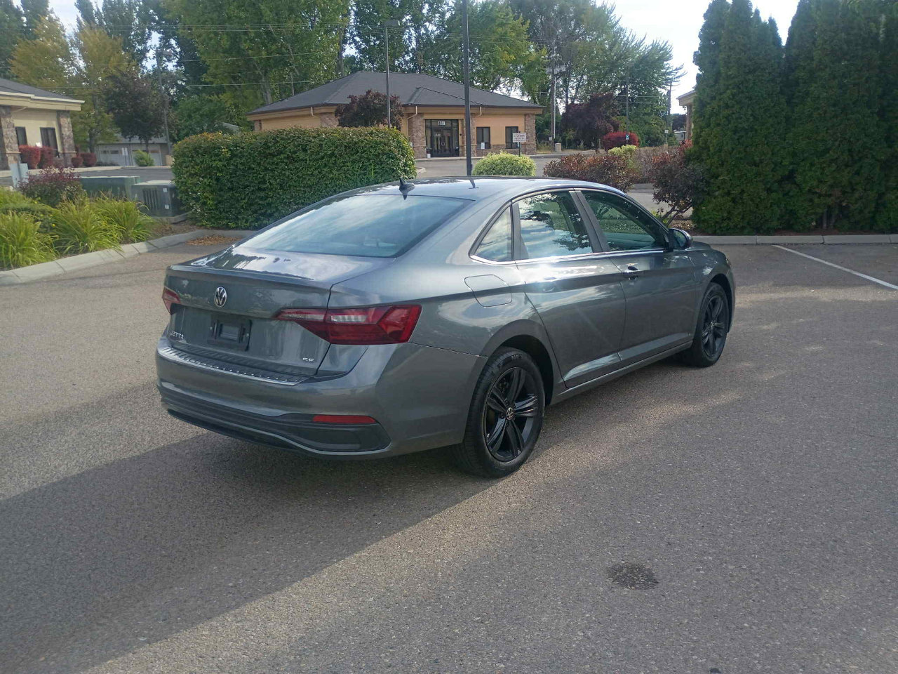 Used 2023 Volkswagen Jetta SE w/ Panoramic Sunroof Package image 5