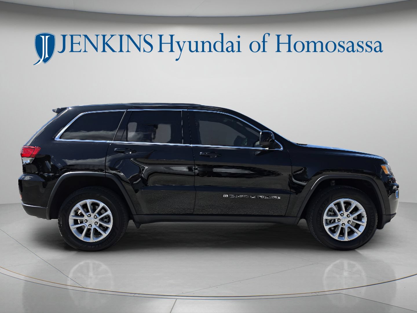 Used 2022 Jeep Grand Cherokee Laredo X RWD image 3
