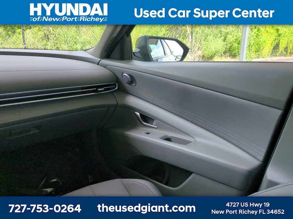 Used 2025 Hyundai Elantra SE FWD image 17